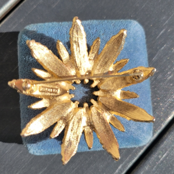 Vintage Avon Starburst Flower Brooch ~ Gold-tone ~ 1970s? Pretty! - Picture 6 of 15